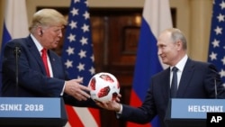 លោក​ប្រធានាធិបតី​រុស្ស៊ី​ប្រគល់​បាល់​មួយ​ឲ្យ​ទៅ​លោក​ប្រធានាធិបតី​ ដូណាល់ ត្រាំ (រូប​ឆ្វេង) ក្នុង​សន្និសីទ​កាសែត​មួយ​បន្ទាប់​ពី​កិច្ចប្រជុំ​របស់​ពួកគេ កាលពី​ថ្ងៃទី១៦ ខែកក្កដា ឆ្នាំ២០១៨។