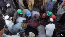 Pekerja tambang Pakistan membawa jenazah rekannya dari tambang batu bara di Dasht, 35 kilometer (22 mil) utara Quetta, Pakistan pada hari Kamis, 13 Oktober 2011, sebagai ilustrasi. (Foto: AP)