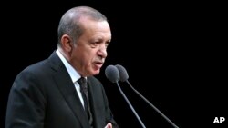 Le président turc Recep Tayyip Erdogan prononce un discours à Ankara, Turquie, 26 septembre 2017.