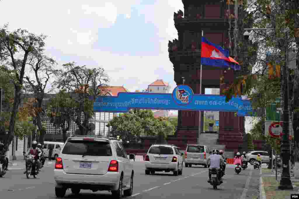 បដា​អបអរ​សាទរ​ទិវា​ ៧ មករា នៃ​ការ​ដួល​រលំ​របប​កម្ពុជា​ប្រជាធិបតេយ្យ ដែល​ត្រូវបាន​ចង​ក្បែរ​វិមាន​ឯករាជ្យ ជិត​ផ្ទះ​របស់​លោកនាយករដ្ឋមន្រ្តី ហ៊ុន សែន នៅរាជធានី​ភ្នំពេញ កាលពីថ្ងៃទី៦ ខែមករា ឆ្នាំ២០១៨។ (ស៊ុន ណារិន/VOA)