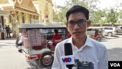 លោក​យាង​ សុធារិន​ អតីត​អ្នកយក​ព័ត៌មាន​របស់​វិទ្យុអាស៊ី​សេរី​ និយាយ​​ជាមួយ​អ្នកកាសែត​ នៅ​ក្រៅ​តុលាការ​កំពូល​ កាលពីថ្ងៃទី​១២​ ខែកញ្ញា​ ឆ្នាំ​២០១៨។ (ហ៊ុល រស្មី​/VOA) 