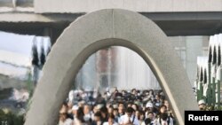 នៅឯឧទ្យាននៃការរំលឹកសន្តិភាពក្នុងទីក្រុងហុីរ៉ូសុីម៉ា ប្រជាជនគោរពវិញ្ញាណខន្ធ័អ្នកដែលបានស្លាប់ក្នុងការទម្លាក់គ្រាប់បែកបរមាណូកាលពីឆ្នាំ១៩៤៥។