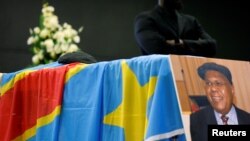 Un beret a été déposé sur le cercueil d'Etienne Tshisekedi lors d'une cérémonie à Bruxelles, en Belgique, le 5 février 2017.