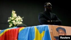 Un beret a été déposé sur le cercueil d'Etienne Tshisekedi lors d'une cérémonie à Bruxelles, en Belgique, le 5 février 2017.