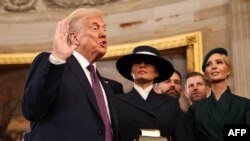 Doonaald Tiraamp yeroo 2ffaaf Pirezidaantii Ameerikaa 47ffaa ta’uun kakatanii, barcuuma waggoota afur dura Joo Baayiden harkaa fudhanti deebi’aniiru, Waashingitan Diisii, Amajjii 20, 2025.