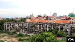 A panoramic view of Phnom Penh's White Building from behind​ on Friday, September 5, 2014. (Nov Povleakhena/VOA Khmer)