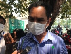 លោក អំ សំអាត នាយករងទទួលបន្ទុកឃ្លាំមើល និងការពារសិទ្ធិមនុស្សអង្គការលីកាដូ ថ្លែងជាមួយអ្នកកាសែតនៅក្រៅតុលាការក្រុងភ្នំពេញ ថ្ងៃទី៣ ខែកុម្ភៈ ឆ្នាំ២០២១។ (ហ៊ុល រស្មី/វីអូអេ)