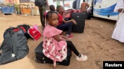 មនុស្សម្នា​ប្រមូលផ្តុំគ្នា​នៅ​ពេល​ដែល​ពួកគេ​រត់​គេច​ពី​ការប៉ះទង្គិច​គ្នា​រវាង​កង​កម្លាំង​ជំនួយ​រហ័ស និង​កងទ័ព​ក្នុង​ទីក្រុងខាទុំ ប្រទេស​ស៊ូដង់ កាលពី​ថ្ងៃ​ទី២៤ ខែមេសា ឆ្នាំ​២០២៣។