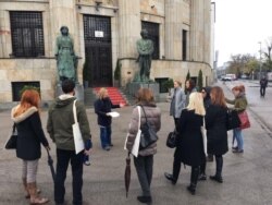 Kipovi ispred Palate Republike