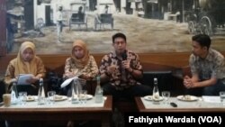 Direktur Eksekutif Institute for Essential Services Reform (IESR) Fabby Tumiwa (dua dari kanan) sedang menjelaskan tentang lima agenda utama pada sektor energi yang harus dijalankan oleh presiden terpilih tahun ini (foto: VOA/Fathiyah Wardah)