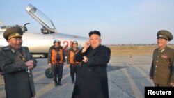 북한 김정은 국방위원회 제1위원장이 최근 조선인민군 항공 및 반항공군 제188군부대의 비행 훈련을 지도했다고 17일 북한 관영 조선중앙통신이 보도했다.