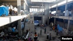 Orang-orang terlantar terlihat di dalam gedung yang sedang dibangun di kampus Shire Universitas Aksum, yang diubah menjadi tempat penampungan sementara bagi para pengungsi akibat konflik, di kota Shire, wilayah Tigray, Ethiopia, 14 Maret 2021. (REUTERS/Baz Ratner/File Photo)