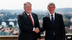 Menlu AS Mike Pompeo (kiri) bersama PM Ceko (kanan) Andrej Babis berjabat tangan menjelang pertemuan di Praha, Ceko, 12 Agustus 2020. 