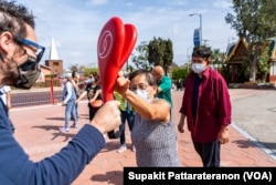 미국 로스앤젤레스에서 아시아계 주민들이 무료 호신술 강습에 참가하고 있다. (자료사진)