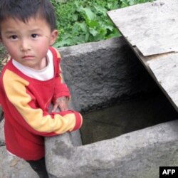 用水困难，水缸已经见底