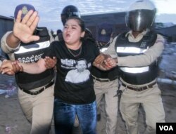 អ្នកស្រី ​បូវ សោភា ​តំណាង​សហគមន៍​បឹងកក់​ ត្រូវ​កម្លាំង​សមត្ថកិច្ចចាប់ខ្លួន ​ខណៈពេល​ដែល​ធ្វើ​យុទ្ធនាការ​«ថ្ងៃ​ច័ន្ទ​ពណ៌ខ្មៅ​»​សប្ដាហ៍ទី​១៥​ ដើម្បី​ទាមទារ​យុត្តិធម៌​ជូនលោក ​កែម ឡី​ និង​មន្រ្តី​សិទ្ធិមនុស្ស​នៃ​អង្គការ​អាដហុក​ និងមន្រ្តី.គ.ជ.ប នៅរាជធានី​ភ្នំពេញ កាលពីថ្ងៃច័ន្ទ ទី១៥ ខែសីហា ឆ្នាំ២០១៦។ (ឡេង ឡែន/VOA)