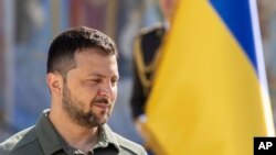 Presiden Ukraina Volodymyr Zelenskyy hadir dalam sebuah acara di alun-alun Mykhailivska di Kyiv, pada 28 Juli 2023. (Foto: Ukrainian Presidential Press Office via AP)