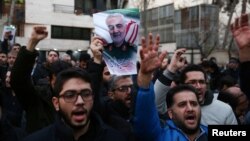 បាតុករ​អ៊ីរ៉ង់​ស្រែក​ពាក្យ​ស្លោក​ក្នុង​ពេល​ធ្វើ​បាតុកម្ម​ប្រឆាំង​នឹង​ការ​សម្លាប់​ឧត្តម​សេនីយ៍ Qassem Soleimani មេ​បញ្ជាការ​កង​កម្លាំង​ពិសេស Quds នៅ​ទីក្រុង​តេហេរ៉ង់ ប្រទេស​អ៊ីរ៉ង់ កាល​ពី​ថ្ងៃ​ទី៣ មករា ២០២០។