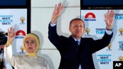 លោក​ប្រធានាធិបតី​តួកគី Recep Tayyip Erdogan (រូប​ស្តាំ) និង​ភរិយា​របស់​លោក​គឺ​លោកស្រី Emine បក់​ដៃ​ដាក់​អ្នក​គាំទ្រ​គណបក្ស​យុត្តិធម៌ និង​អភិវឌ្ឍន៍​របស់​លោក នៅ​ក្នុង​ក្រុង​អង់ការ៉ា ប្រទេស​តួកគី កាលពី​ថ្ងៃទី២៥ ខែមិថុនា ឆ្នាំ២០១៨។