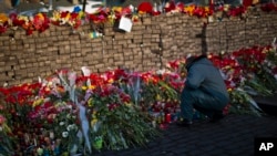 2月24日，基辅独立广场的一个路障上摆满鲜花