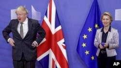 Presiden Komisi Eropa Ursula von der Leyen (kanan) menyambut Perdana Menteri Inggris Boris Johnson menjelang pertemuan di kantor pusat Uni Eropa di Brussels, 9 Desember 2020. (Foto: AP)