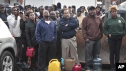 Warga di Brooklyn, New York antri di SPBU untuk mendapatkan BBM yang menjadi barang langka di New York pasca badai Sandy.