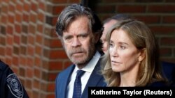 Aktris Felicity Huffman meninggal gedung pengadilan federal bersama suaminya, aktor William H. Macy, setelah menerima vonis dalam kasus penipuan tes masuk perguruan tinggi elit, di Boston, Massachusetts, 13 September 2019. 