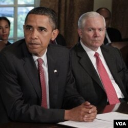 Presiden Barack Obama dan Menteri Pertahanan Robert Gates dalam sebuah rapat kabinet mengenai strategi di Afghanistan (foto: dok).