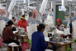 រូបឯកសារ៖ កម្មករ​នៅ​រោងចក្រ​មួយ​កំពុង​ដេរ​សម្លៀកបំពាក់​សម្រាប់​ផ្គត់ផ្គង់​ឲ្យ​ក្រុមហ៊ុន​សម្លៀកបំពាក់​ម៉ាក H&M កម្ពុជា​ ថ្ងៃទី១២ ខែធ្នូ ឆ្នាំ​២០១៨។