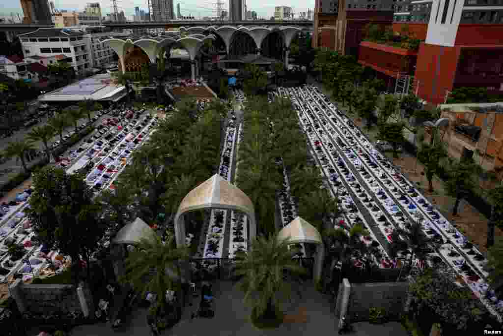 تھائی لینڈ کے دارالحکومت بینکاک میں کرونا وائرس کی موجودگی میں تھائی اسلامک سینٹر میں نماز عید ادا کی گئی۔ کرونا وائرس کے سبب تھائی لینڈ سمیت زیادہ تر ممالک میں نماز عید کھلے میدانوں میں ادا کی گئی جب کہ اجتماع سے قبل ہر نمازی کا جسمانی درجہ حرارت بھی چیک کیا گیا۔ &nbsp; &nbsp; &nbsp; 