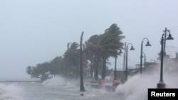 飓风艾玛带来的大浪冲击波多黎各的海塘 (2017年9月6日)