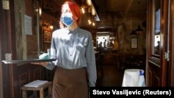 ARHIVA - Konobarica u Podgorici, 25. maja 2020. (Foto: Reuters/Stevo Vasiljević)