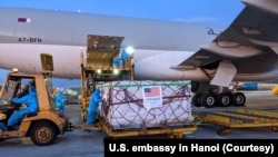 Vaksin Moderna sumbangan AS tiba di Vietnam, Sabtu 10 Juli 2021. Pada Minggu, 11 Juli 2021, Indonesia juga menerima 3 juta vaksin Moderna dari AS. (Foto: Courtesy/Kedutaan AS)