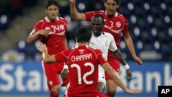Timnas Tunisia (merah) saat menghadapi Ghana dalam Piala Afrika tahun lalu (foto: dok). Tunisia gagal maju ke Piala Dunia 2014 di Brazil. 