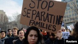 ក្រុម​បាតុករ​តវ៉ា​ប្រឆាំង​នឹង​គោល​នយោបាយ​​អន្តោប្រវេសន៍​​របស់​លោក​ ត្រាំ នៅ​ទីក្រុង​ញូវយ៉ក កាល​ពី​ថ្ងៃទី​១១​ ខែ​កុម្ភៈ។