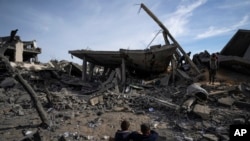 فلسطینی‌ها آسیب‌های وارد شده به ساختمان‌های مسکونی در رفح را بررسی می‌کنند. بر اساس گزارش‌ها دو گروگان اسرائیلی پیش از عملیات نجات آنها بدست نیروهای امنیتی اسرائیل در رفح، در این ساختمان‌ها نگهداری می‌شدند. ۲۳ بهمن ۱۴۰۲