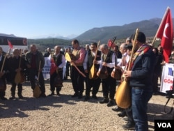 Turkish supporters of their country's battle for Afrin in Syria rally on Jan. 31, 2018 in Hassa, Turkey. (H.Murdock/VOA)