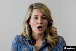 Menlu Kanada Melanie Joly dilaporkan telah memanggil Duta Besar China untuk Ottawa, hari Kamis (4/5).