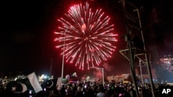 Warga Pakistan menyaksikan pesta kembang api selama perayaan Hari Kemerdekaan, di Karachi, Pakistan, Jumat, 14 Agustus 2020. (Foto AP / Fareed Khan)