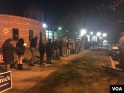 Voters in Alexandria, Virginia, just outside Washington DC, lineup before dawn to cast their vote on Election Day. (J. Randle/VOA)