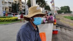 លោក ណៃ ចាន់ណា វ័យ៤០ឆ្នាំ កម្មករសំណង់ និយាយជាមួយ VOA នៅរាជធានីភ្នំពេញ កាលពីថ្ងៃទី១៥ ខែធ្នូ ឆ្នាំ២០២០។ (ណឹម សុភ័ក្ត្របញ្ញា/វីអូអេ)