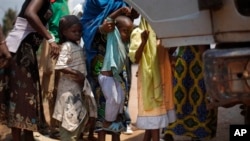 Anak-anak warga Muslim diangkut ke truk untuk mengungsi dari Bangui, Republik Afrika Tengah (14/2).
