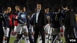 Pelatih Argentina Sergio Batista (tengah) dan para pemainnya kecewa setelah dikalahkan Uruguay lewat adu penalti 5-4 (1-1) dalam perempat final Copa America, Sabtu (16/7).