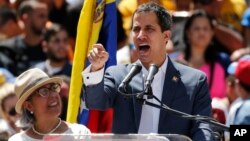 Juan Guaido, reconnu président par intérim du Venezuela, avec à sa gauche sa mère Norka Marquez, lors d'une manifestation anti-Maduro à Caracas, le mardi 12 février 2019.