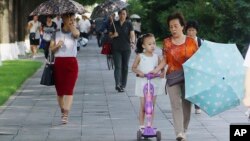 북한 주민들이 지난 8일 평양 려명 거리를 걷고 있다. 