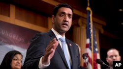 로 칸나(가운데) 미 하원의원 (자료사진)