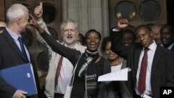 Các ủng hộ viên vui mừng sau phán quyết của tòa án về vụ kiện của người Mau Mau