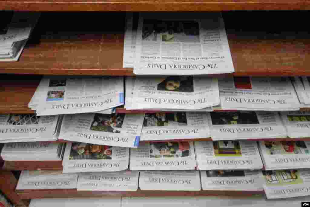 ព្រឹត្តិបត្រ​ចាស់ៗ​នៃ​កាសែត​ The Cambodia Daily ក្នុង​ការិយាល័យ​កាសែតមួយ​នេះ​ រាជធានីភ្នំពេញ​ នៅថ្ងៃទី៤ ខែកញ្ញា​ ឆ្នាំ២០១៧។ កាសែត​ជា​ភាសាអង់គ្លេស​The Cambodia Daily បាន​សម្រេច​បិទទ្វារ​ចាប់ពី​ចន្ទ​ ទី៤​ ខែកញ្ញា​នេះ​តទៅ​ បន្ទាប់​ពី​ប្រតិបត្តិការ​បោះពុម្ភផ្សាយ​អស់​រយៈពេល​ ២៤ឆ្នាំ​និង​១៥ថ្ងៃ​ តាំងពី​ឆ្នាំ១៩៩៣​មក។&nbsp; (ខាន់ សុគុំមនោ/VOA)