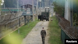 한국군 병사가 비무장지대 파주 인근 철책을 따라 걷고 있다. (자료사진)