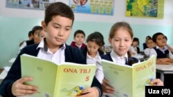 "Ona tili" darsida o'tirgan o'quvchilar